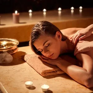 avslappnande massage i spamiljö med ljus