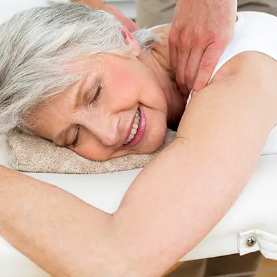 avslappnande massage för nacke och rygg äldre dam