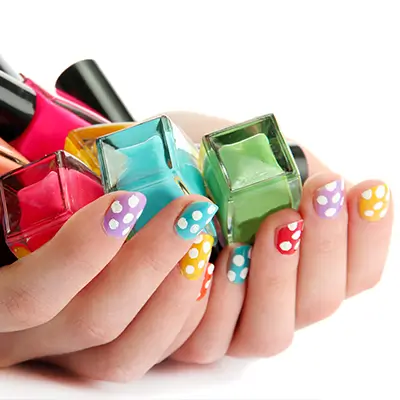 hand med nagellackprodukter